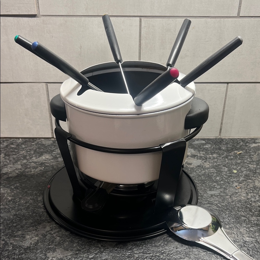 Trudeau White Fondue Set with Black Accents. 6 Forks. Non-Stick
